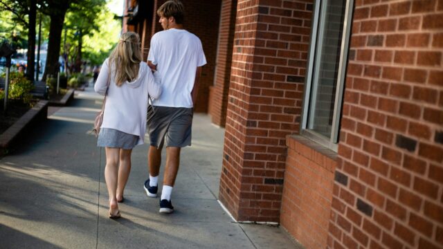 カップル後ろ姿